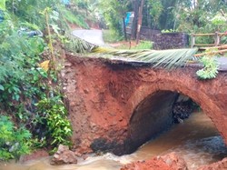 Tergerus Arus Sungai, Jembatan Penghubung 2 Kecamatan Ciamis Ambruk