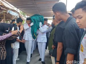 Momen Haru Pemakaman Ketua OSIS SMAN 1 Cawas Tewas Kesetrum Buntut Prank Ultah Momen Haru Pemakaman Ketua OSIS SMAN 1 Cawas Tewas Kesetrum Buntut Prank Ultah