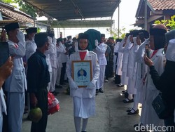 Isak Tangis Iringi Pemakaman Ketua OSIS SMAN 1 Cawas Klaten