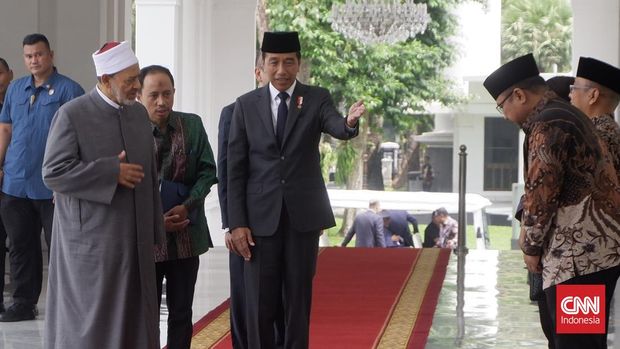 Presiden Joko Widodo (Jokowi) menerima kunjungan kerja dari Grand Syekh Al Azhar, Imam Akbar Ahmed Al Tayeb di Istana Merdeka, Jakarta, Selasa (9/7).