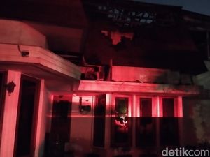 Kebakaran Rumah di Menteng, Damkar Terkendala Akses-Terpaksa Dobrak Pintu