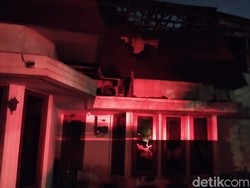 Kebakaran Rumah di Menteng, Damkar Terkendala Akses-Terpaksa Dobrak Pintu
