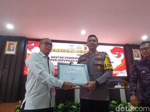 Kapolresta Bogor Terima Penghargaan KememPPPA Tangani Anak Terlibat Tawuran Kapolresta Bogor Terima Penghargaan KememPPPA Tangani Anak Terlibat Tawuran