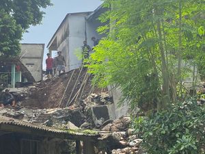 Momen Tanah Longsor Rusak 2 Rumah di Depok, Warga: Buka Pintu Jalan Tertutup Momen Tanah Longsor Rusak 2 Rumah di Depok, Warga: Buka Pintu Jalan Tertutup