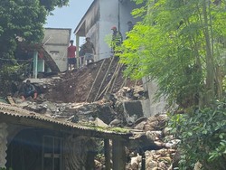 Penampakan Rumah Warga Rusak gegara Longsor di Cipayung Depok