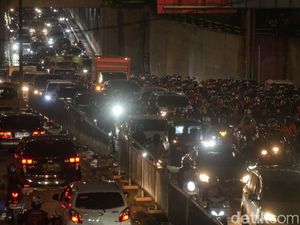 Macet Merayap Usai Tawuran Warga di Pasar Gembrong