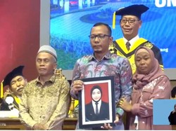 Haru Ortu Mahasiswi Unnes Gantikan Wisuda Putrinya yang Tewas Kecelakaan