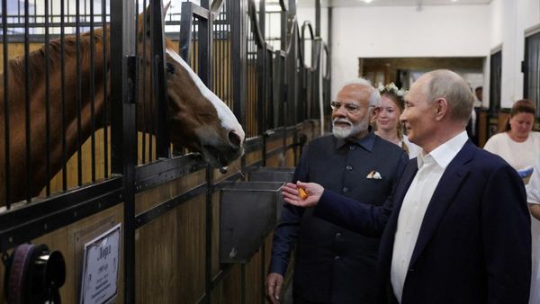Momen Putin Ajak PM India Modi Keliling Kediamannya di Dekat Moskow