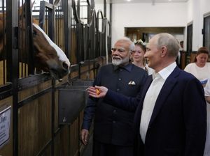 Momen Putin Ajak PM India Modi Keliling Kediamannya di Dekat Moskow