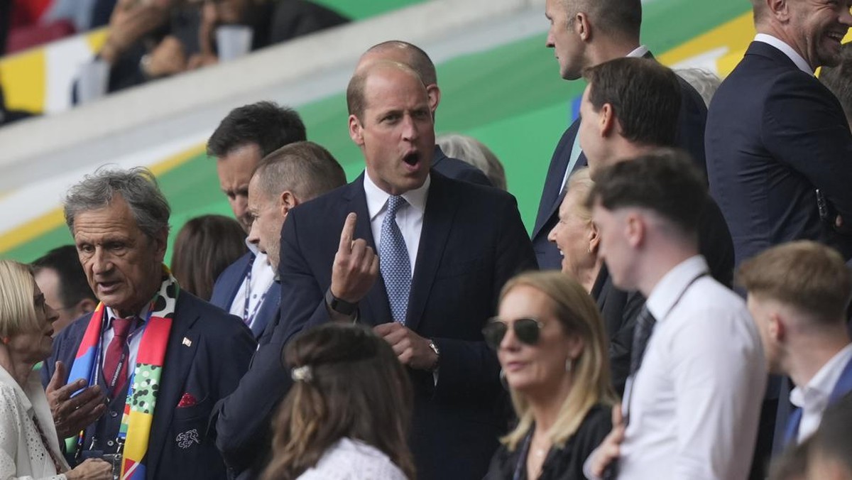 Pangeran William memberi dukungan ke Timnas Inggris menjelang final melawan Timnas Spanyol. (Foto: AP Photo/Martin Meissner)