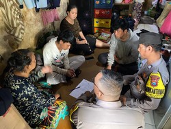 Saat Anggota Gangster Diantar Pulang Lalu Disiram Air Comberan oleh Ibunya