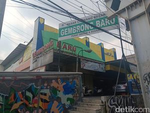 Jeritan Pedagang Pasar Gembrong Menanti Pelanggan