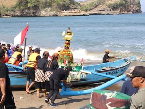 Tradisi Larung Sesaji 1 Suro Simbol Syukur Masyarakat Pesisir Blitar Tradisi Larung Sesaji 1 Suro Simbol Syukur Masyarakat Pesisir Blitar