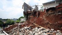 Penampakan Tanah Longsor di Setu Tangerang Selatan