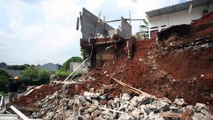 Penampakan Tanah Longsor di Setu Tangerang Selatan