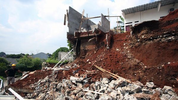 Penampakan Tanah Longsor di Setu Tangerang Selatan