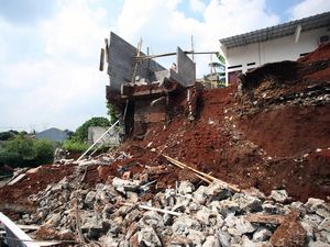Penampakan Tanah Longsor di Setu Tangerang Selatan