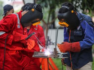 Penghuni Rusunawa PIK 2 Pulogadung Ikuti Pelatihan Las Listrik