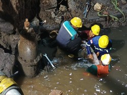 Perbaikan Kebocoran Pipa PDAM Imbas Proyek Tunnel TIJ Surabaya Tuntas