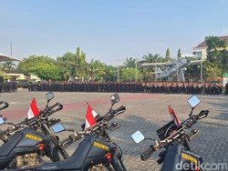 Polisi Sekat Massa Penggembira Saat Pengesahan Pesilat di Lamongan