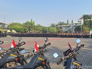 Polisi Sekat Massa Penggembira Saat Pengesahan Pesilat di Lamongan Polisi Sekat Massa Penggembira Saat Pengesahan Pesilat di Lamongan
