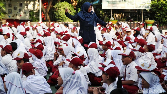 Potret Keceriaan MPLS di SDN Rorotan Jakarta Siswa-siswi gres mengikuti Masa Pengenalan Lingkungan Sekolah (MPLS) di SDN Rorotan 02, Jakarta Utara, Selasa (9/4/2024). Para siswa menyambut kegiatan itu dengan sarat keceriaan.