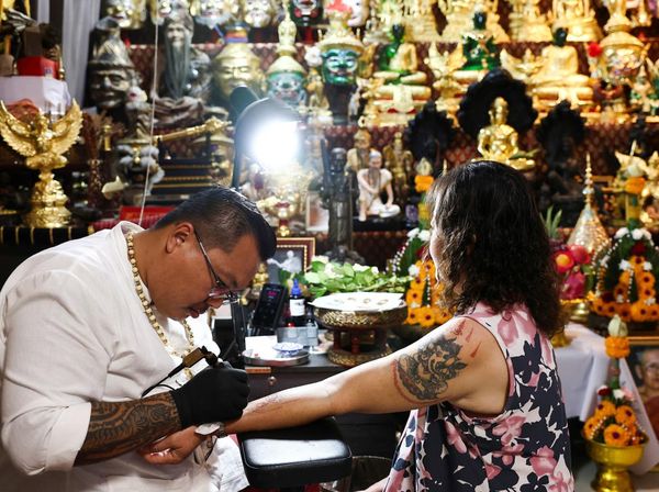 Potret Unik Tato Keberuntungan dari Mainan Seni Labubu