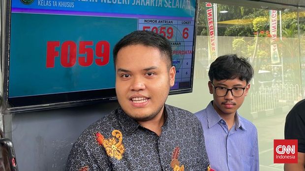 Raga Ginting selaku salah satu kuasa hukum Ruben Onsu saat hadir dalam sidang cerai perdana dengan Sarwedah di PN Jakarta Selatan, Selasa (9/7/2024). (CNN Indonesia/Muhammad Feraldi)