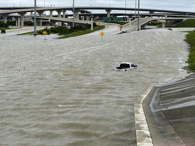 Sejumlah Mobil Hanyut Terseret Banjir di Texas