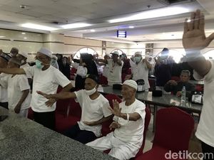 Ratusan Jemaah Ikuti Senam Haji, Antisipasi Penyakit Jantung di Tanah Suci Ratusan Jemaah Ikuti Senam Haji, Antisipasi Penyakit Jantung di Tanah Suci