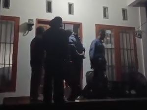 Heboh Kades Lutim Digerebek Warga di Rumah Janda hingga Ngaku Antar Obat Heboh Kades Lutim Digerebek Warga di Rumah Janda hingga Ngaku Antar Obat