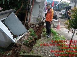 Imbas Hujan Deras, Tembok Bantaran Sungai Sepanjang 30 M di Bogor Longsor