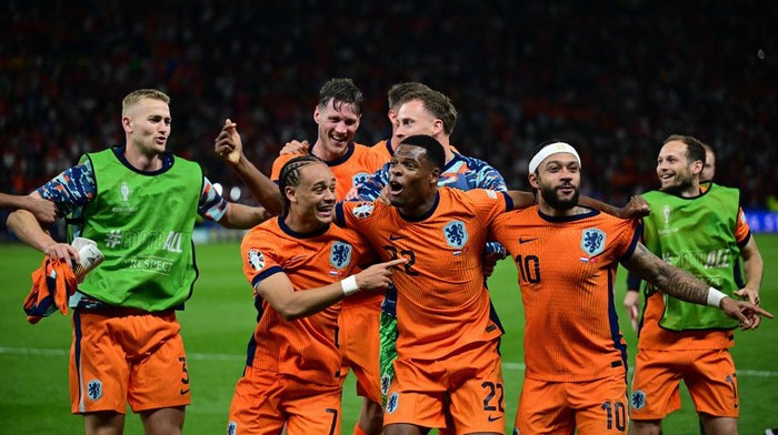 BERLIN, GERMANY - JULY 06: Players of Netherlands celebrate after they win the UEFA EURO 2024 Quarter-Final football match between Netherlands and Turkiye at Olympiastadion in Berlin, Germany on July 06, 2024.. (Photo by Oguz Yeter/Anadolu via Getty Images)