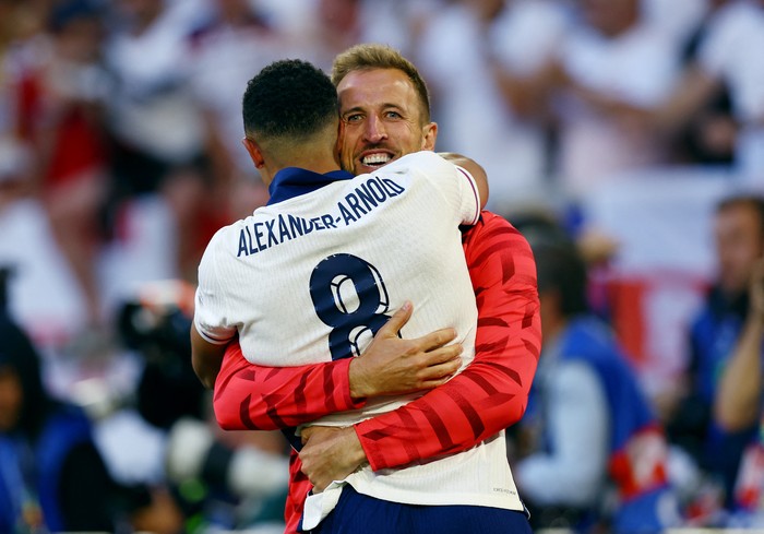 Soccer Football - Euro 2024 - Quarter Final - England v Switzerland - Dusseldorf Arena, Dusseldorf, Germany - July 6, 2024 Englands Trent Alexander-Arnold celebrates with Harry Kane after scoring a penalty during the penalty shootout to win the match REUTERS/Lee Smith