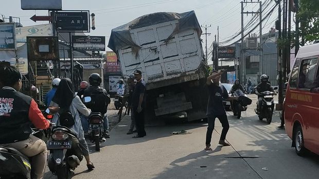 Truk patah as bikin macet lalin di Depok arah Jaksel (Jabbar/detikcom)