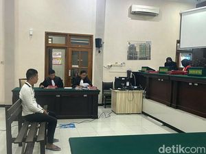 Pria Kencani-Gasak Motor Wanita Lamongan di Mojokerto Dituntut 5 Tahun Penjara Pria Kencani-Gasak Motor Wanita Lamongan di Mojokerto Dituntut 5 Tahun Penjara