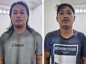 Tampang Kakak-Adik Pembunuh Buruh di Pasuruan Saat Menyerahkan Diri Tampang Kakak-Adik Pembunuh Buruh di Pasuruan Saat Menyerahkan Diri
