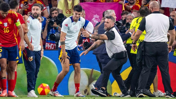 MUNICH, GERMANY - JULY 9: Alvaro Morata of Spain is injured after the UEFA EURO 2024 semi-final match between Spain v France at Munich Football Arena on July 9, 2024 in Munich, Germany. (Photo by Kevin Voigt/GettyImages)