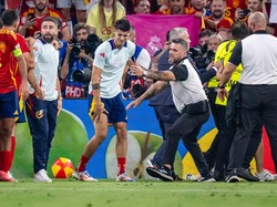 Duh, Alvaro Morata Tertatih-tatih Kena Tekel Petugas Keamanan