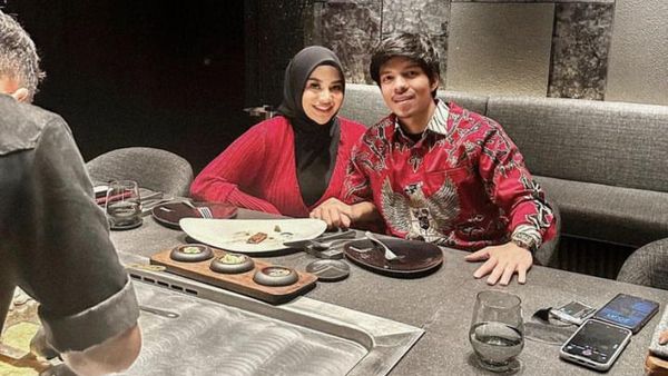 Ulang Tahun Aurel Hermansyah Dihadiahi Kue Cokelat dan Kue Uang