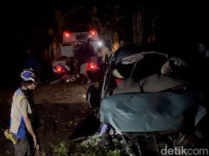 Minibus Terjun ke Jurang di Mojokerto, 2 Orang Tewas-9 Terluka Minibus Terjun ke Jurang di Mojokerto, 2 Orang Tewas-9 Terluka