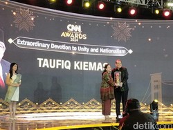 Extraordinary Devotion to Unity and Nationalism Diberikan ke Taufiq Kiemas