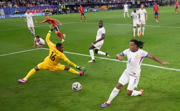 Soccer Football - Euro 2024 - Semi Final - Spain v France - Munich Football Arena, Munich, Germany - July 9, 2024  Spains Dani Olmo scores their second goal past Frances Mike Maignan and Jules Kounde REUTERS/Lisi Niesner