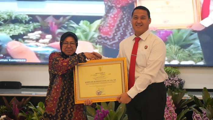 Dirreskrimsus Polda Jatim Komisaris Besar Luthfie Sulistiawan memperoleh penghargaan dari Mensos Risma. Dirreskrimsus Polda Jatim Komisaris Besar Luthfie Sulistiawan memperoleh penghargaan dari Mensos Risma.