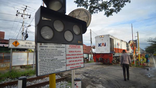 Duh! EWS Perlintasan KA Tanpa Palang Pintu di Padang Ini Tak Berfungsi