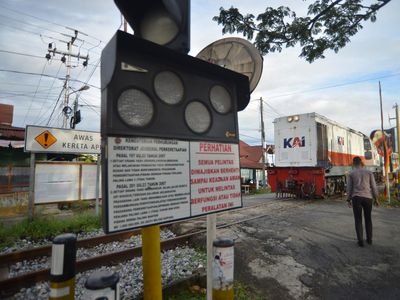 Duh! EWS Perlintasan KA Tanpa Palang Pintu di Padang Ini Tak Berfungsi