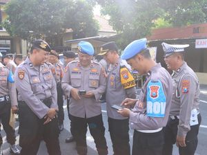 Antisipasi Judol hingga Pinjol, Polres Blitar Kota Sidak HP Anggota