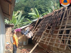 Hujan Deras Disertai Angin Kencang Rusak 8 Rumah di Bogor