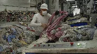 Kala Pakaian Bekas Disulap Jadi Baju Branded di China
