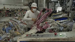 Kala Pakaian Bekas Disulap Jadi Baju Branded di China